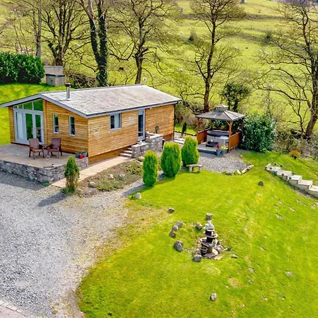 Haven Kirkby In Furness, With Views To The Estuary And Hot Tub, Ideal Romantic Break