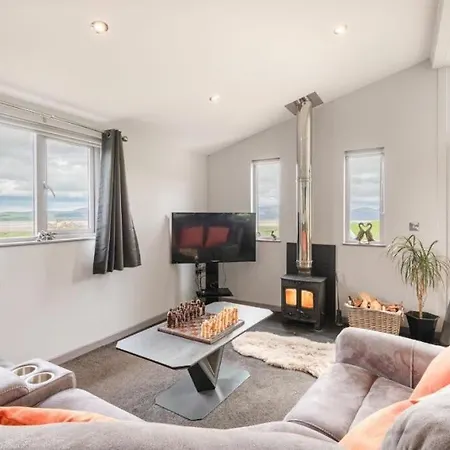 펜션 Haven Kirkby In Furness, With Views To The Estuary And Hot Tub, Ideal Romantic Break