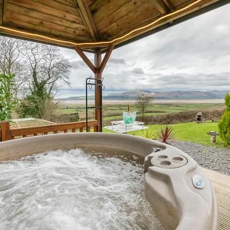 Haven Kirkby In Furness, With Views To The Estuary And Hot Tub, Ideal Romantic Break * Soutergate